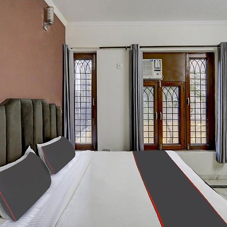 Hotel Super Capital O Uk House Residency Gurgaon Exterior foto
