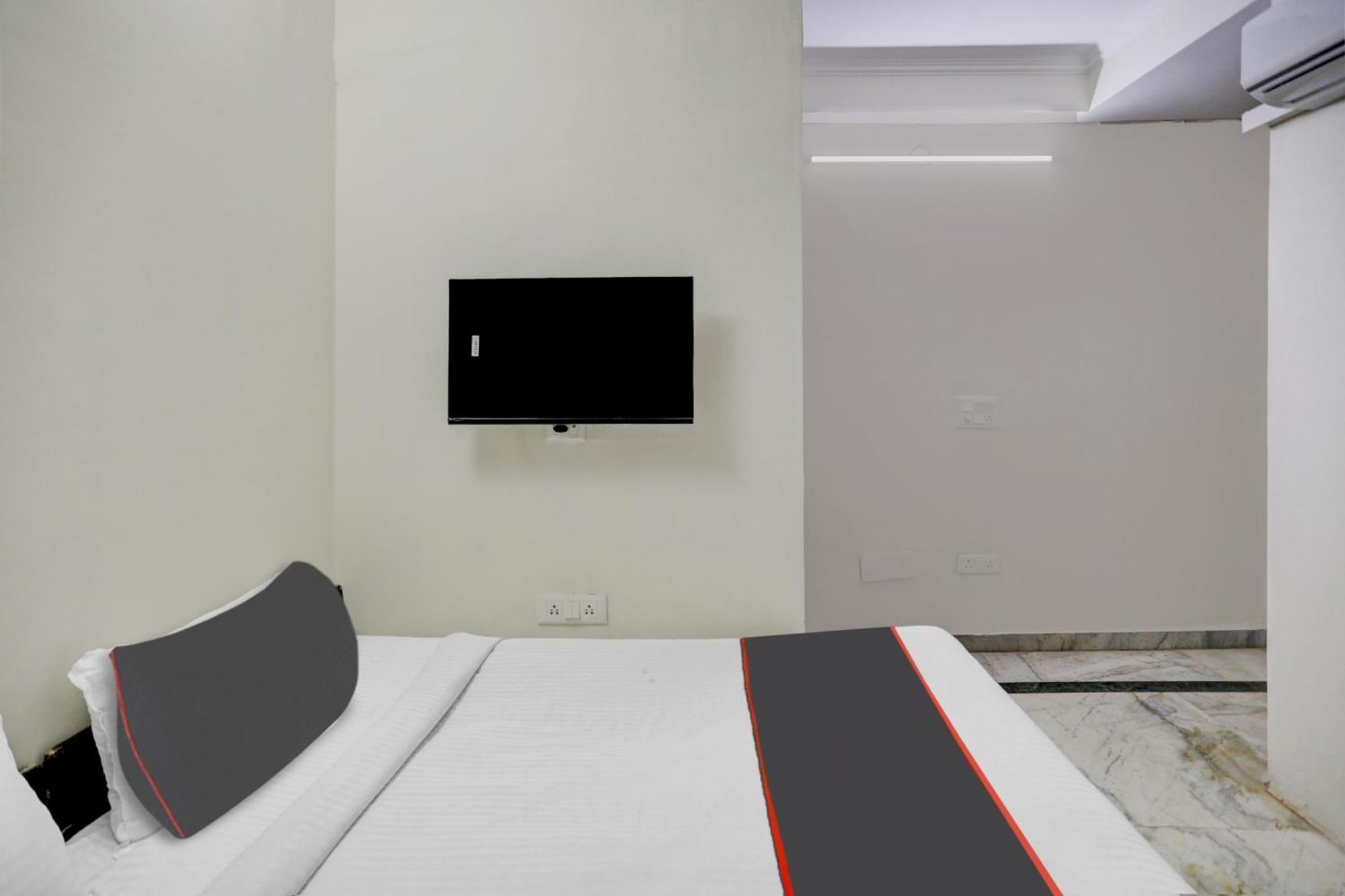 Hotel Super Capital O Uk House Residency Gurgaon Exterior foto