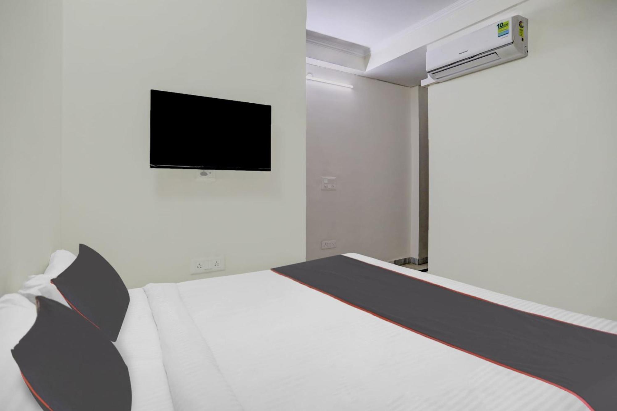 Hotel Super Capital O Uk House Residency Gurgaon Exterior foto